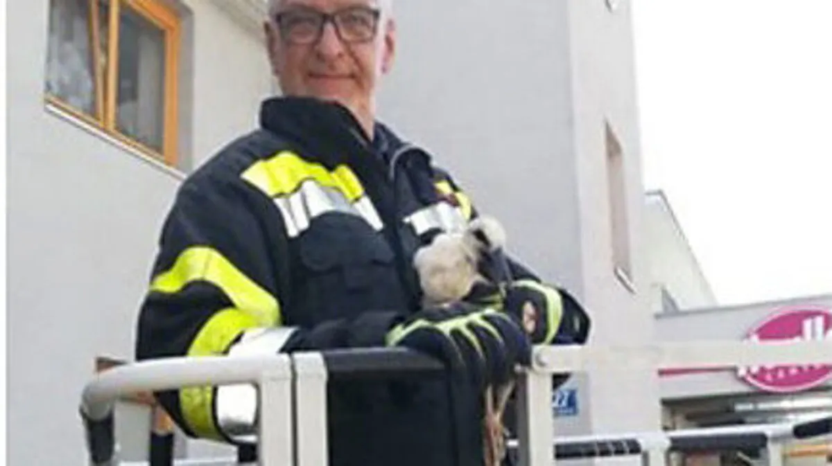 Luigi Pisano mit dem geretteten Storchenjungen