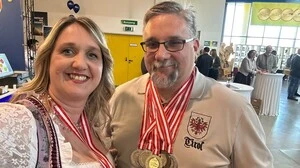 Monika und Andreas Trojer von der Amlacher Speis zeigen auf der Wieselburger Messe ihre sechs Medaillen