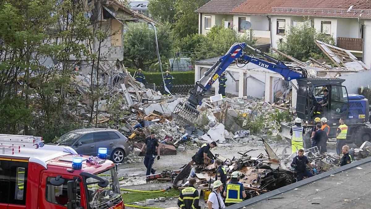 Bayern, Memmingen: Rettungskräfte arbeiten an der Unglücksstelle.