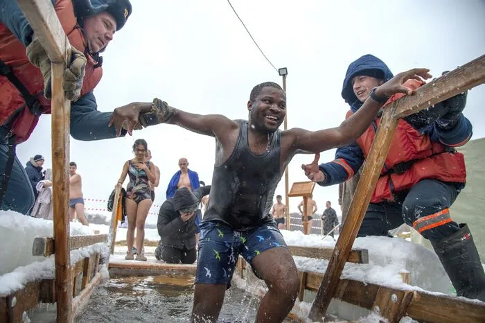 Insgesamt hatten mehr als zwei Millionen Menschen am Sonntag am Eisbaden teilgenommen, wie das Innenministerium in Moskau mitteilte.