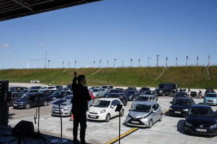 Der Geistliche Thomas Christensen hielt eine Messe im Freien ab, bei dem die Gläubigen in ihrem Auto der Predigt lauschen konnten.