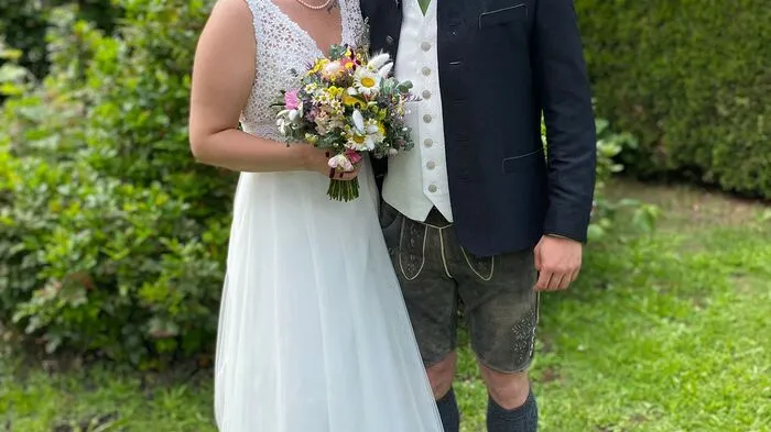 Anna Wildbolz und Hermann Hobelleitner gaben sich inWeißkirchen das Ja-Wort, anschließend ging es nach Lind, wo es eine traumhafte kirchliche Trauung gab. Gefeiert wurde schließlich im Helenenhof der Burg bis in die frühenMorgenstunden.
