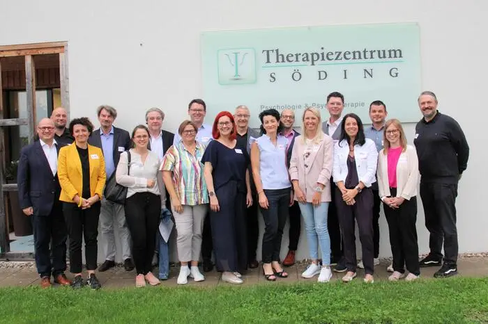 An dem Treffen nahmen die Geschäftsführungen und die Fortbildungsverantwortlichen von Jugend am Werk Steiermark, Alpha Nova und LebensGroß teil. Aus dem Wirtschaftsbereich kamen die Personalverantwortlichen von der Stoelzle Glass Group, Sparkasse Voitsberg-Köflach und der GKB. Neben VertreterInnen der INAPS-Plattform war auch die Wirtschaftskammer Voitsberg vertreten. 