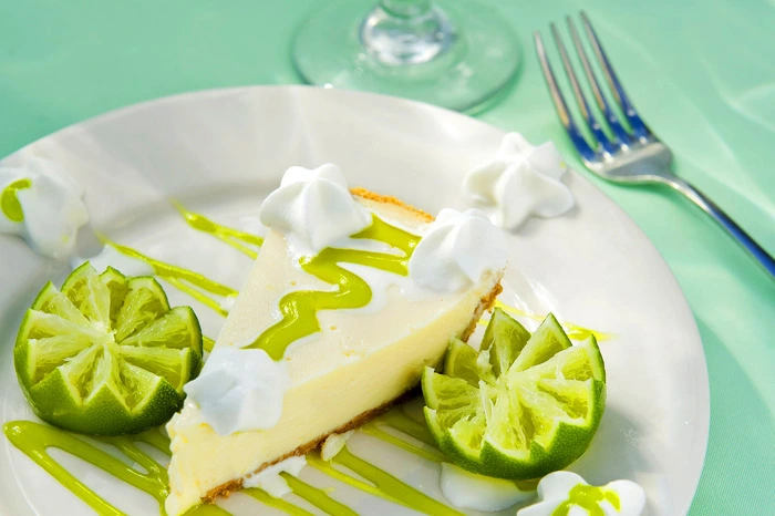Die Nachspeise schlechthin auf den Florida Keys & Key West und zudem noch das „Signature Dessert" des Staates Florida – der Key Lime Pie. Zubereitet aus Keksen, gesüßter Kondensmilch, Eiern und dem säuerlichen Saft der Key Lime, wird der Kuchen in so gut wie allen Restaurants in den verschiedensten Variationen serviert. In Key West sollte man ihn auf jeden Fall beim Blue Heaven und in Key Largo bei Mrs. Mac’s probieren.