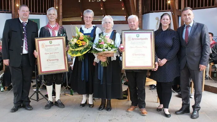 izebürgermeister Markus Tönig, Josef und Burgl Ploner, Gertl und Thomas Tönig, Bezirkshauptfrau Olga Reisner und Bürgermeister Franz Hopfgartner