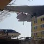 An beiden Flugzeugen wird noch geschraubt und gebohrt