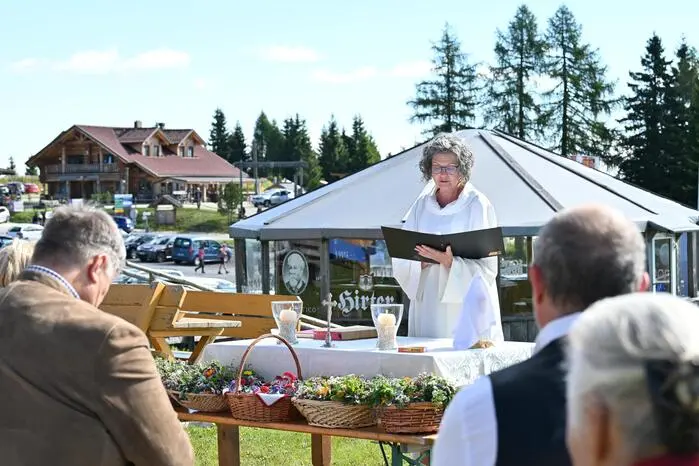 Die Kräutersegnung, (zelebriert von Gerhild Bretis) die im Zuge eines feierlichen Wortgottesdienstes stattfand, zog viele Besucher an, die die Bedeutung der Kräuter für Gesundheit und Wohlbefinden würdigten.