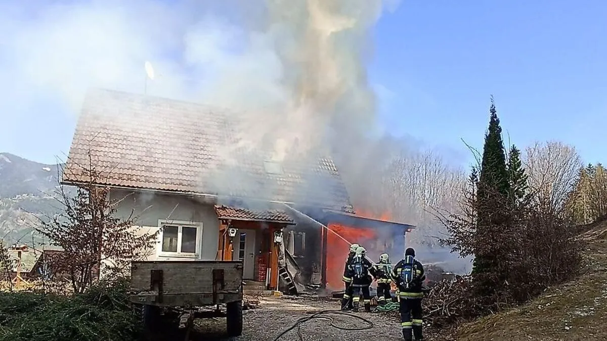 Das Feuer war von einem Carport auf das Wohnhaus übergegriffen
