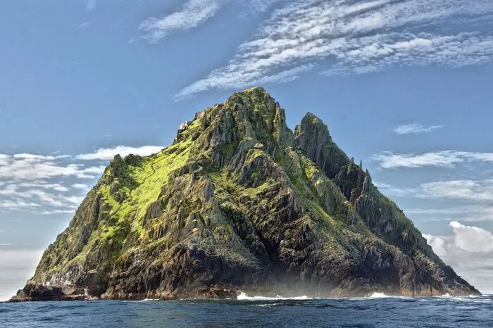 Herzlich willkommen in einem der wohl bekanntesten Klöster Europas! Skellig Michael ist mehr als nur eine zerklüftete Felsinsel. Rund 12 km von der irischen Küste entfernt, gilt es mit Abstand als am schwersten zugängliches Kloster des Landes. Bereits im sechsten Jahrhundert siedelten sich die ersten Mönche in sogenannten Bienenkorbhütten auf der Spitze der Insel an. Seit 1996 zählt Skellig Michael zum Welterbe der Unesco. Wesentlich bekannter ist die ehemalige Mönch-Insel jedoch als Drehort für die Star Wars-Saga: In “Das Erwachen der Macht” und “Die letzten Jedi” versteckt sich Luke Skywalker im Kloster der Insel. 