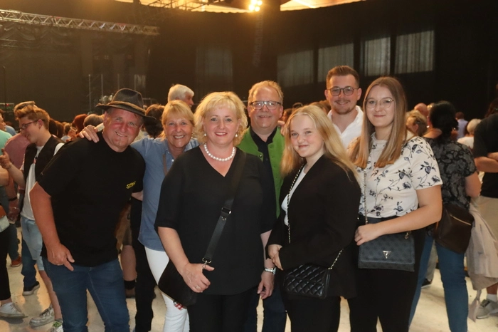 Klicken Sie sich durch die Bilder von Konzertbesuchern und einem großartigen Konzert.