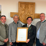 Christian Hollinger, Leiter der WKO-Regionalstelle Ennstal/Salzkammergut, Regionalstellenobmann Egon Hierzegger, Bürgermeister Franz Steinegger und Obmannstellvertreter Jürgen Hentschel bei der Verleihung der Urkunde