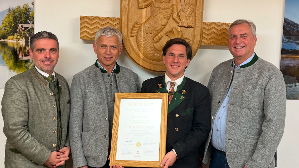 Christian Hollinger, Leiter der WKO-Regionalstelle Ennstal/Salzkammergut, Regionalstellenobmann Egon Hierzegger, Bürgermeister Franz Steinegger und Obmannstellvertreter Jürgen Hentschel bei der Verleihung der Urkunde