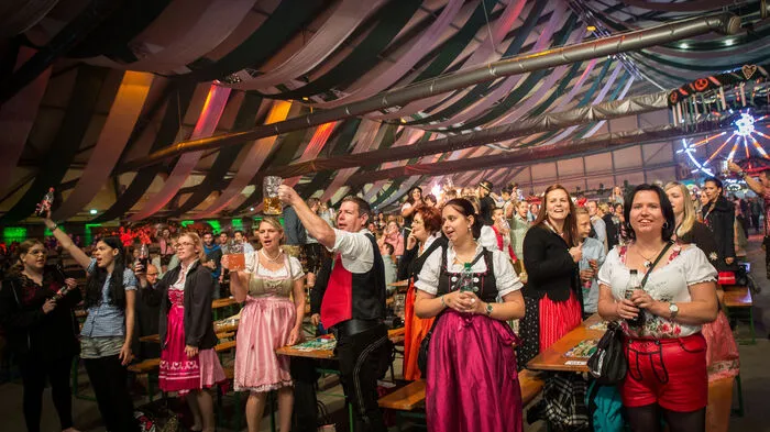 Hunderte Steirer in bunter Tracht kamen zur Eröffnung von Österreichs größtem Oktoberfest in Premstätten.