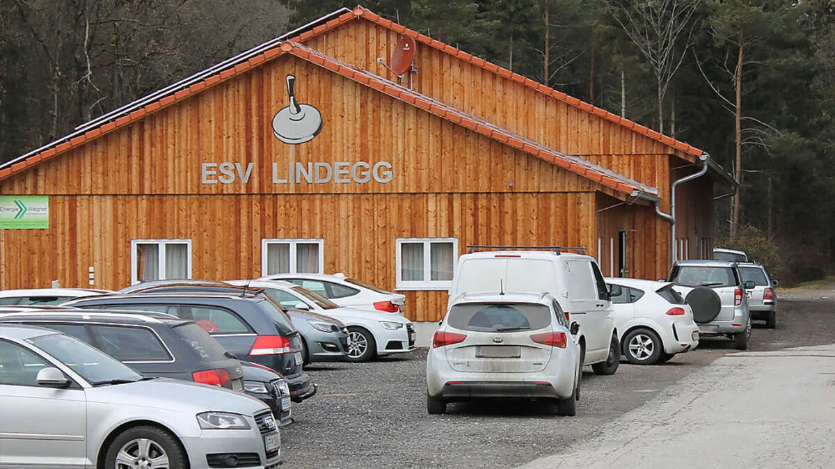 Vom Lärm der Anlage und parkenden Autos auf seinem Grund fühlt sich der Anrainer belästigt