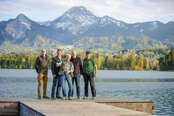 Von links: Verein Forelle Obmann-Stellvertreter Erich Unterweger, Gerhard Hold von der Gutsverwaltung Landskron, Verein Forelle Obmann Karl Gailer, Verein Äsche Obmann-Stellvertreter Klaus Hosner und Verein Gail Ost Obmann Franz Rabitsch begrüßen am kommenden Wochenende internationale Fliegenfischer und Neugierige