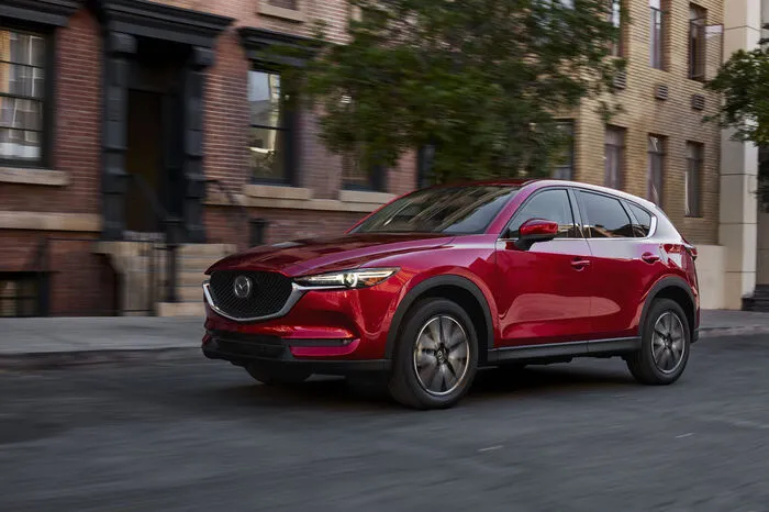Optisch bleibt das SUV grundsätzlich der Linie der Marke treu, das Design ist klar und von minimalistischer Ästhetik, auffallend sind der nun größere Grill und die schmaleren Leuchten.