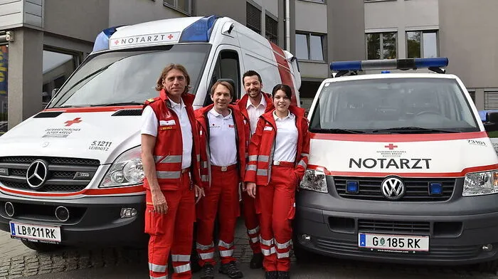 Altes (links) und neues Notarztfahrzeug: Notfallsanitäter Johann Seewald, Notarzt Dominik Augustin, Bezirksrettungskommandant Klaus Steinwendter und Rettungssanitäterin Mirnesa Manjic müssen sich ab heute umstellen