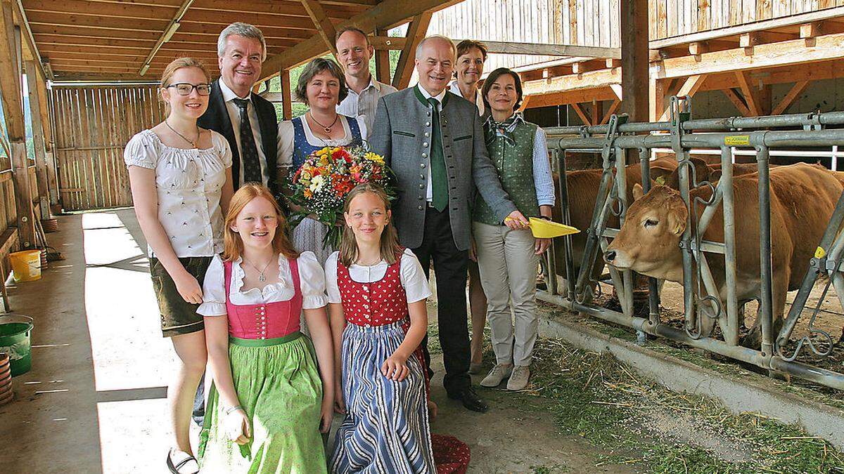 Lokalaugenschein im prämierten Stall: Die Familie Kiegerl mit den Landesräten Anton Lang und Johann Seitinger sowie Landwirtschaftskammer-Vizepräsidentin Maria Pein und Tierschutz-Ombudsfrau Barbara Fiala-Köck