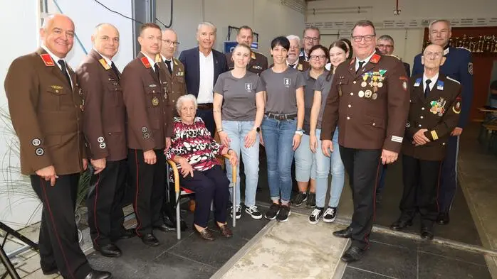 Die Feuerwehrführung mit der 99jährigen Maria Kowald.