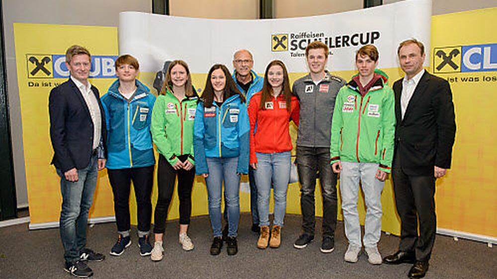 Raimund Berger (Mitte hinten) wird nicht mehr als Präsident die Kärntner Ski-Sieger ehren