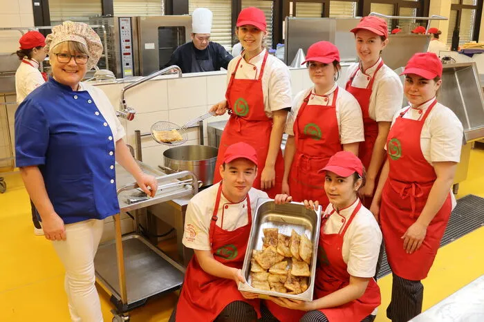 Professorin Margit Anetter mit einem Teil ihrer Schülerinnen und Schüler.