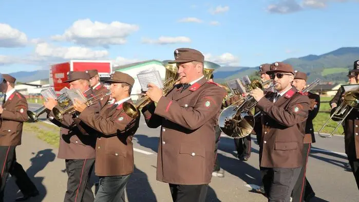 Zu den Klängen einer Feuerwehr-Musikkapelle unter der Stabführung von Ehrenabschnittsbrandinspektor Stefan Rinofner traten über 200 Mann beim zweiten Knittelfelder Bereichsfeuerwehrtag an.
