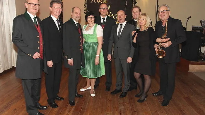 Präsident Peter Frank (li.) und die Raabauer Holz & Blech Musik luden zum Ball