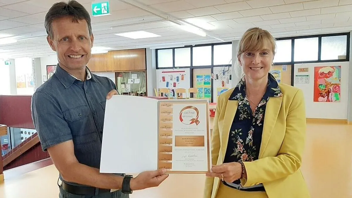 Direktorin Erika Knellwolf und Sportlehrer Michael Mistelbauer mit der Auszeichnung