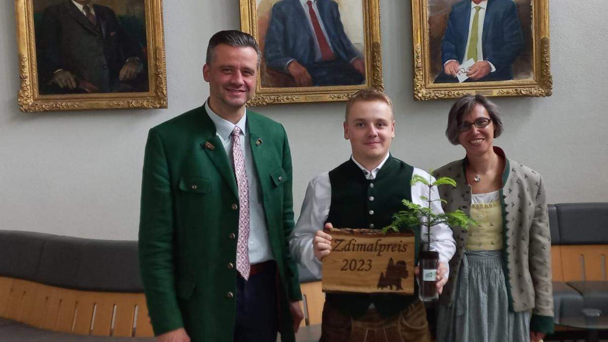 Benjamin Pinter-Krainer mit Forstschul-Direktor Wolfgang Hintsteiner und Klassenvorstand Andrea Knorr-Kohlhofer 