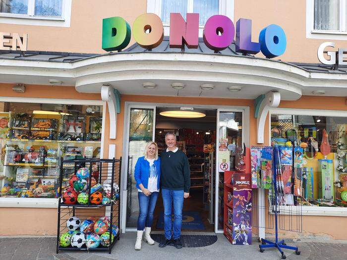 Das Ehepaar Donolo vor ihrem Geschäft in Weiz
