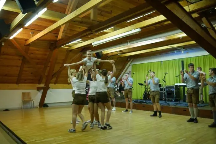 Um 21 Uhr startete die von der Tanzschule Eichler einstudierte Polonaise.