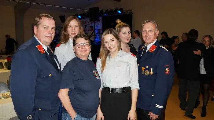 Die Freiwillige Feuerwehr St. Georgen am Sandhof startete am Samstag die Feuerwehrball-Saison in Klagenfurt Stadt. Die Lavanttaler unterhielten musikalisch im Gemeindezentrum Annabichl. Der Carinthian Dance Club nutzte die Tanzfläche nicht nur zur Mitternachtseinlage. Am 16. Jänner lädt die FF Wölfnitz zum Ball in den Wölfnitzerhof. Am 30. Jänner veranstaltet die FF St. Martin ihren Ball im Waidmannsdorfer Gemeindezentrum. Gleichzeitig geht in Krumpendorf der Schneeball der FF Krumpendorf über die Bühne.  Die FF Viktring - Stein/Neudorf hat ihren Ball am Faschingssamstag im Gemeindezentrum Viktring.