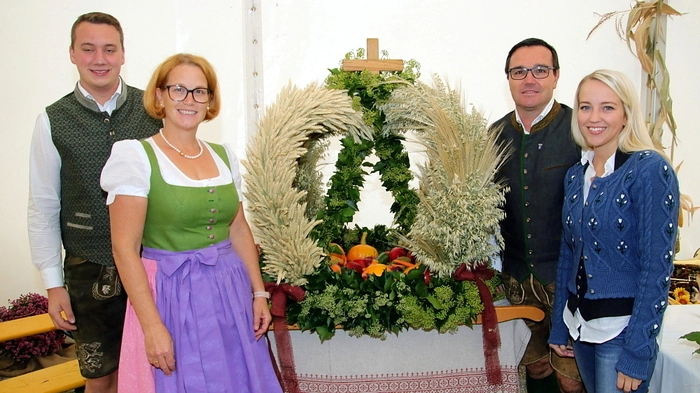 Das wegen des Regenwetters vorsorglich aufgestellte Zelt war voll besetzt, als der neue Kaplan des Seelsorgeraumes Ioan Ioja begleitet vom Musikverein Graden einzog.  