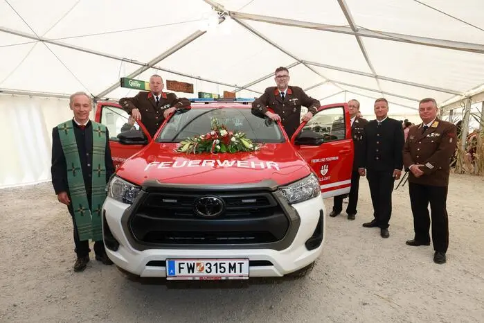 Der Toyota Hilux wurde von Heinz Schnedl und Hans-Georg Pranckh (beide Zellstoff Pöls AG) übergeben. Pfarrer Andreas Fischer segnete das Fahrzeug. Kommandant Karl Eder dankte der Zellstoff Pöls AG für die Unterstützung.