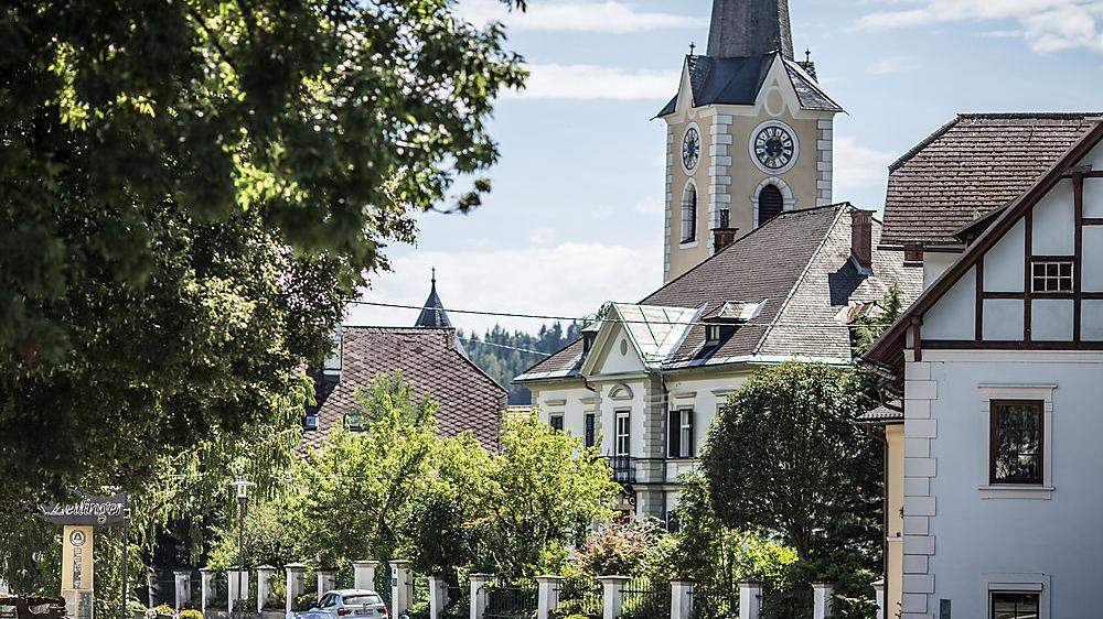 Blick auf den Ort Himmelberg und die Pfarrkirche 