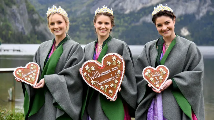 Dieses Jahr wurde das Fest von drei klugen, hübschen, jungen Damen regiert: Königin Petra Ladreiter (Mitte), Prinzessin Katharina Raich (links) und Simone Wiesauer (rechts)
