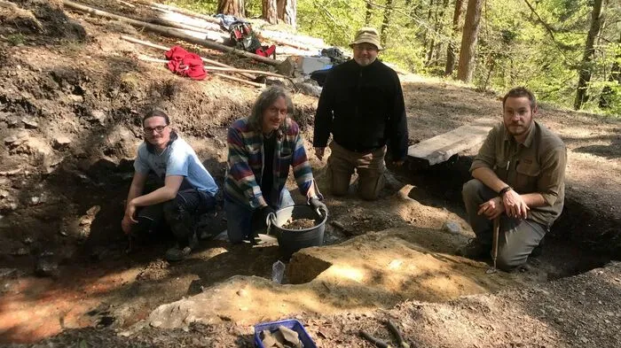 Archäologe Clemens Peyrer, Grabungs-Initiator Hansi Mikl, der geschichtsinteressierte Andreas Popotnik aus Maria Gail und der leitende Archäologe Martin Bertha (von links)