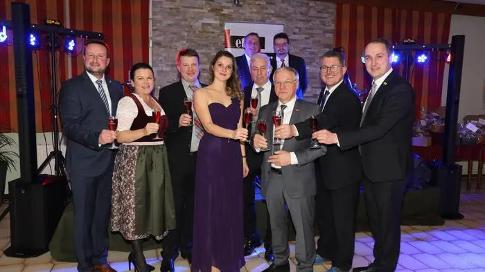 Ballobfrau Romana Kratochwill, Bürgermeister Josef Ober und Musikobmann Peter Pöllabauer mit Gästen.