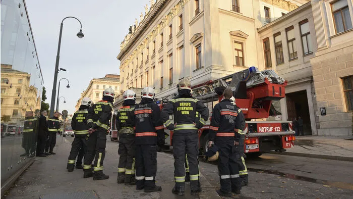 Einen Großeinsatz forderte am Freitag in den Morgenstunden ein Brand am Dach des Parlamentes in Wien.