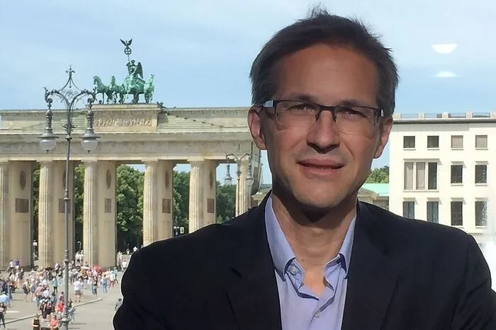Der Fokus auf teils gegen Rechtsnormen verstoßenden Grenzschutz habe für Regierungen einen Vorteil: Man brauche dafür keine Kooperation anderer, so Knaus. Doch der Preis ist "enorm hoch, es ist das Ende der Genfer Flüchtlingskonvention". Österreich sei binnen kurzer Zeit zu einem der "verschlossensten Länder" geworden. So sei die "vollkommene Ablehnung" etwa bei der Evakuierung Minderjähriger von den griechischen Inseln keine Frage der Kapazitäten, sondern ein "politisches Signal der Härte, ohne Antwort auf die Frage was sonst mit diesen Kindern, 6.500 unter 12 Jahre alt, passieren soll".