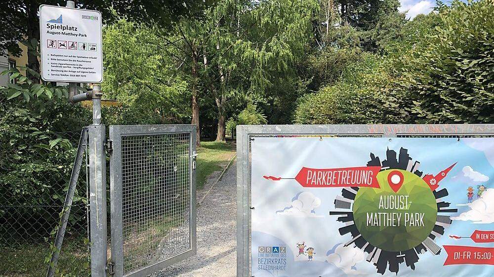 August-Matthey-Park: Ein offenes Tor zwischen Spielplatz und Straße birgt Gefahren