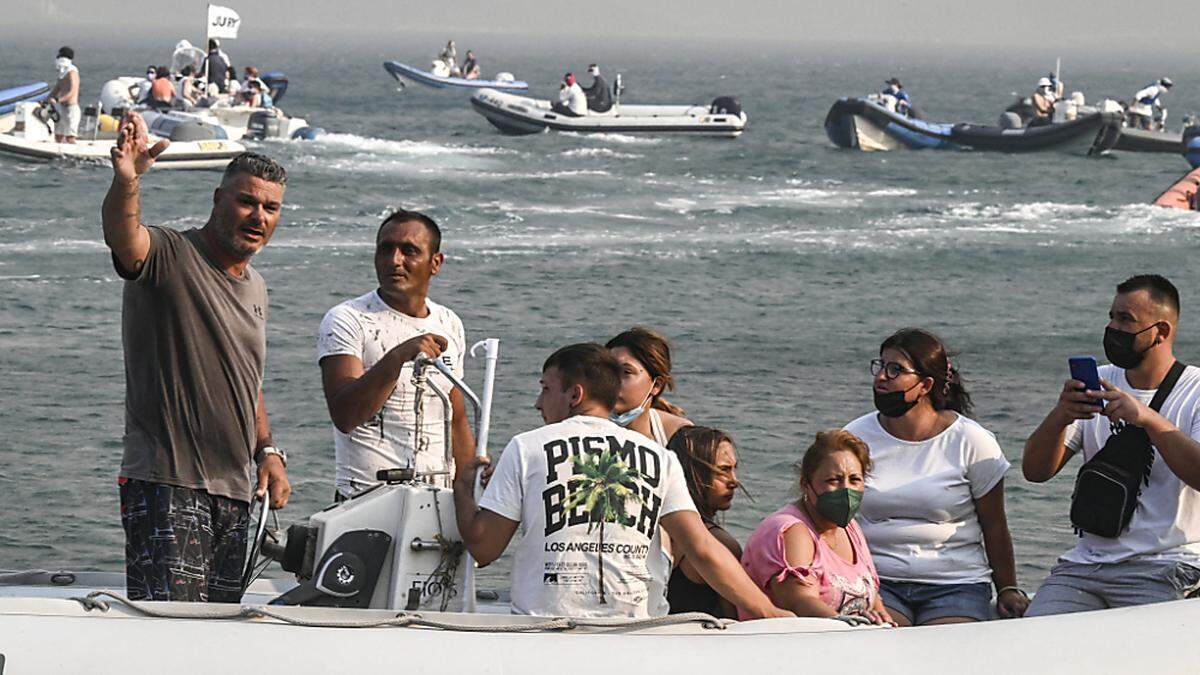 Drei Patrouillenboote der Küstenwache, 22 Jachten und zwei Schlepper waren im Einsatz, um Bewohner aus dem Hafen von Nea Anchialos in den Hafen von Volos zu bringen