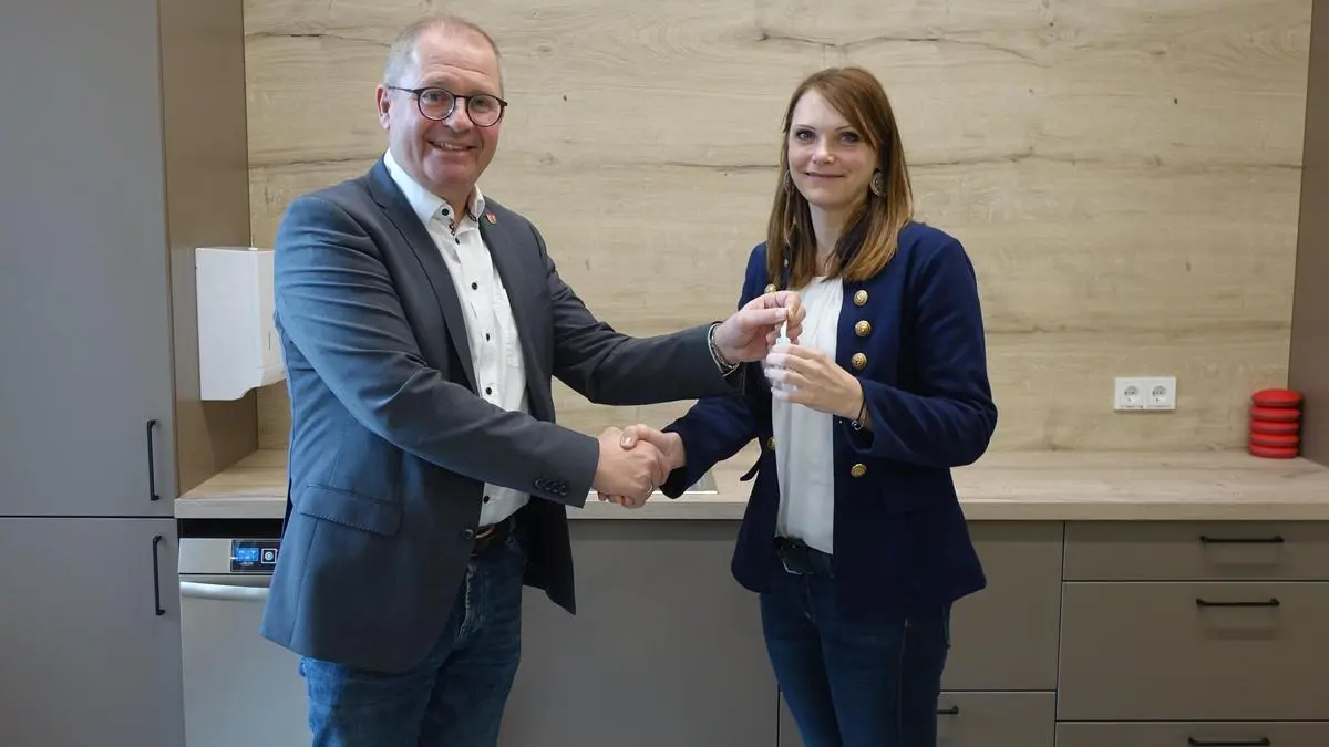 Bürgermeister Bernd Osprian übergab der Leiterin Eva Maria Wolf die Schlüssel für die neue Seniorentagesstätte in Voitsberg, die Mitte Jänner den Betrieb aufnimmt