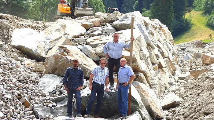 Bürgermeister Johann Windbichler besichtigte die Baustelle mit Hannes Poglitsch und Hubert Amlacher (Land Kärnten