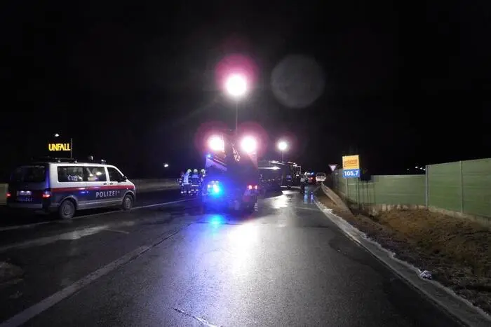 Unverzüglich rückten die Feuerwehren zu diesem Einsatz mit einem umgestürzten Lkw-Anhänger aus. Die ersteingetroffenen Einsatzkräfte konnten rasch die Meldung absetzen, dass keine Person im Fahrzeug eingeklemmt ist.