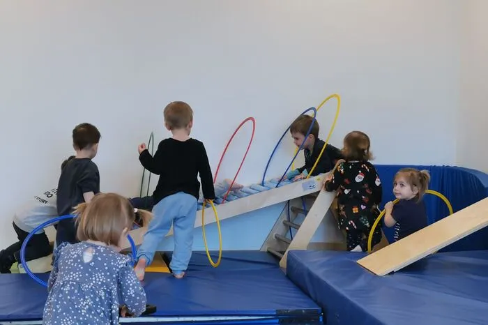 Im Bewegungsraum können sich die Kinder austoben.