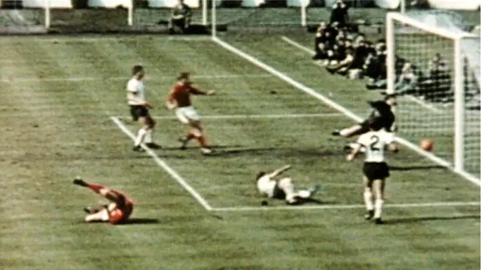 Das berühmt-berüchtigte Wembley-Tor: Geoff Hursts Schuss prallte von der Latte auf die Torlinie – oder knapp dahinter. Bei der WM 1966 wurde der Schuss als Tor gewertet