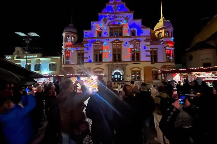 Eine eindrucksvolle Licht- und Musikshow verwandelte den Platz in eine weihnachtliche Zauberwelt.