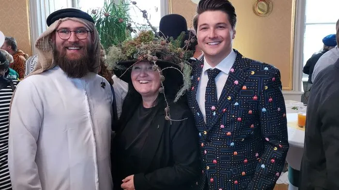 Manuela Khom (ÖVP) mit Robert Reif und Niko Swatek von den Neos