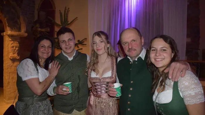 Am vergangenen Wochenende war es wieder so weit – bereits zum dritten Mal lud die Landjugend Spielberg, in Kooperation mit den Bauernbund und Jägern aus Spielberg, zu einem Ball mit dem Titel „Butterhirschen und Schürzenjäger“ in die Burg Spielberg.